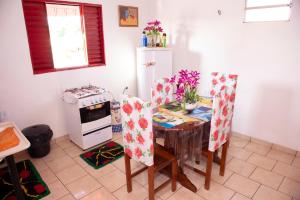 a kitchen with a table and chairs and a stove at Excelente Apartamento - Família Mangas Monteiro in Macapá