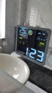 eine Uhr auf einer Badezimmertheke neben einem Waschbecken in der Unterkunft Unterkunft A.Lambrecht in Oberhausen