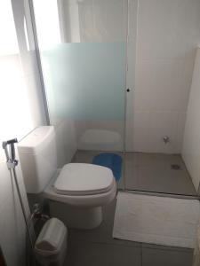 a small bathroom with a toilet and a shower at Hotel Boggiani in Asunción