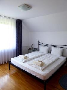 Un pat sau paturi într-o cameră la Apartment Galerija