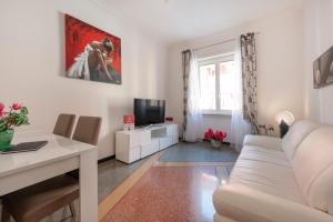 sala de estar con sofá blanco y TV en Dream House spazioso appartamento tra Policlinico e Piazza Bologna, en Roma