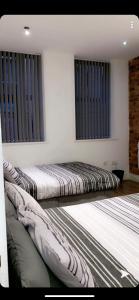 Ένα ή περισσότερα κρεβάτια σε δωμάτιο στο Spacious Shude Hill Apartment With Balcony