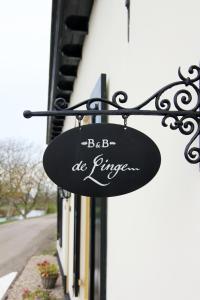 Znak z napisem B.B.C. u królów w obiekcie B&B de Linge w mieście Gellicum