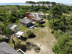 una vista aérea de una casa con patio en Aloha Village, en La Pedrera