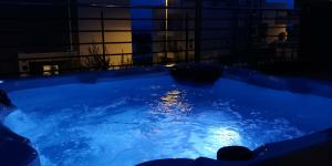 Bazén v ubytovaní AstraMaris Znjan - Deluxe beach suite with hot tub alebo v jeho blízkosti