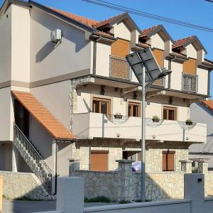 un edificio con un lampione davanti di APARTMANI MIA VUKSANOVIC a Cetinje (Cettigne)