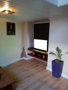 sala de estar con TV de pantalla plana grande en Apartamento Cruz Vieja en Jerez de la Frontera