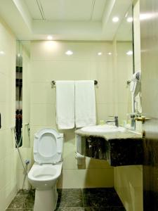 Um banheiro em Hayah Plaza Hotel