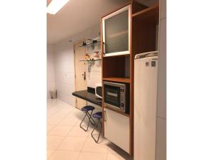 uma cozinha com um frigorífico e um micro-ondas em FORTE DA PRAIA 2 em Cabo Frio