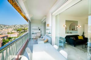 Vue mer exceptionnelle entre Nice et Monaco的阳台或露台