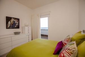 サンタクルス・デ・テネリフェにあるApartamento en Playa Chica, Las Gaviotasのベッドルーム(緑のベッド1台、窓付)