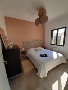 um quarto com uma grande cama branca e uma janela em Villa Quatra aux portes d'Aix-en-Provence em Éguilles