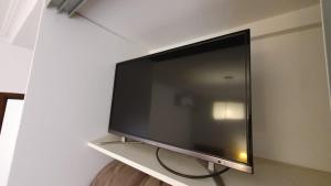 una grande TV a schermo piatto seduta su uno scaffale di Apartamento 4 de Enero a Santa Fe