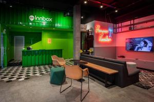 um átrio com um sofá, uma mesa e cadeiras em Innbox - Centro em Florianópolis