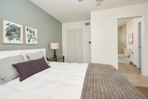 Un pat sau paturi într-o cameră la 3 bedrooms apartment step from the beach