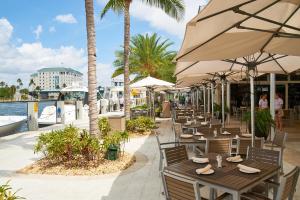 una fila di tavoli e ombrelloni in un ristorante di 3 bedrooms apartment step from the beach a Fort Lauderdale