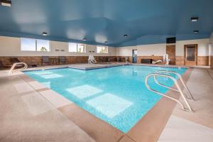 uma grande piscina num quarto de hotel com em Baymont by Wyndham Tri-Cities/Kennewick WA em Kennewick