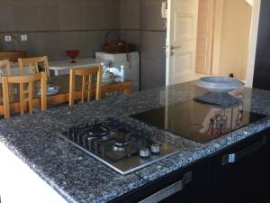 uma cozinha com uma placa de fogão num balcão em Sunny Suites Golf and Free Parking Guest House em Lisboa
