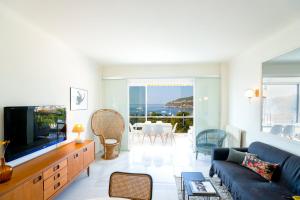滨海自由城Vue mer exceptionnelle entre Nice et Monaco的带沙发和电视的客厅