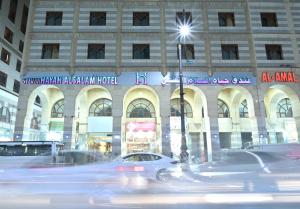 Hayah Salam Silver Hotel في المدينة المنورة: شارع المدينة مزدحم بالسيارات امام المبنى