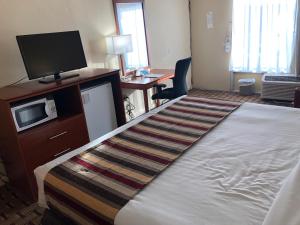 Kama o mga kama sa kuwarto sa Days Inn by Wyndham Natchez
