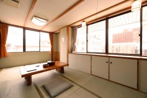 Posezení v ubytování Tsuruya Ryokan