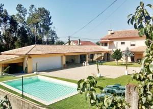 ein Haus mit einem Swimmingpool im Hof in der Unterkunft Casa de Barreiros in Braga