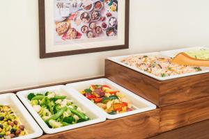 trois plateaux remplis de différents types de denrées alimentaires dans l'établissement Vessel Hotel Kanda Kitakyushu Airport, à Kanda