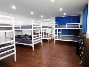 Tempat tidur susun dalam kamar di Happy Home Hostel