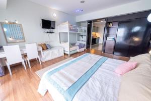 ein Wohnzimmer mit einem Bett und einem Esszimmer in der Unterkunft Exclusive Family Suites @ Sunway Pyramid Resort in Petaling Jaya