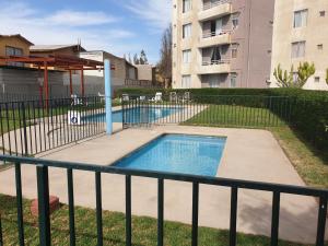 a small swimming pool in front of a building at Arriendo Departamento Diario en Copiapo in Copiapó