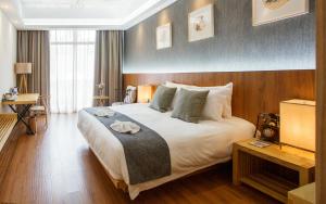 Postel nebo postele na pokoji v ubytování Lin Yin Art Hotel Shanghai（Pudong airport）