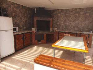 cocina con mesa y nevera en Arriendo Departamento Diario en Copiapo, en Copiapó