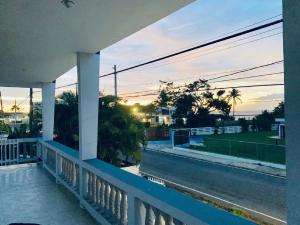balcón con vistas a una pista de tenis en Coastal Express Inn & Suites #1 at 681 Ocean Drive, en Arecibo