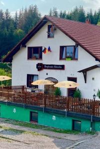 un grande edificio con ombrelloni di fronte di Bergbaude Albrechts a Albrechts