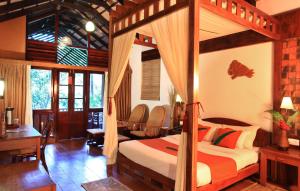 Ένα ή περισσότερα κρεβάτια σε δωμάτιο στο Vythiri Resort