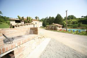 Bazén v ubytovaní Borgo Di Cortolla alebo v jeho blízkosti