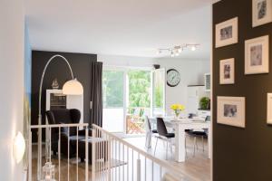 Ferienwohnung Küstenwaldblick mit privat Sauna, 87qm & 2 Schlafzimmern في غرال موريتز: مطبخ وغرفة طعام مع طاولة وكراسي