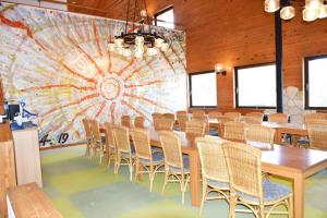 土庄町にあるTaiyou no Ouchiの長いテーブルと椅子が備わる広い客室です。
