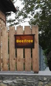 una recinzione di legno con un cartello di api di BeeFree a Gorsko Slivovo
