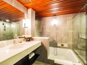Ein Badezimmer in der Unterkunft Khaolak Merlin Resort - SHA Extra Plus