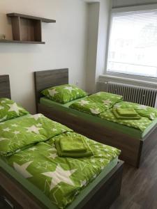 Rooms & Apartments Novohrad tesisinde bir odada yatak veya yataklar