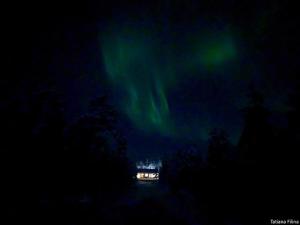 een beeld van het noorderlicht in de hemel bij Ahosen Lomamökit in Vikajärvi