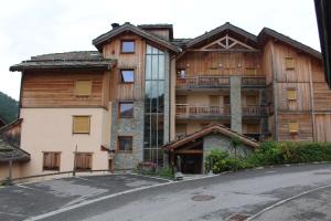 an apartment building in the middle of a street at Les Chalets du Chaberton, Pied de pistes et Spa in Montgenèvre