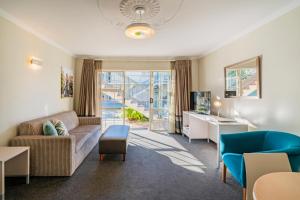 Ruang duduk di Silver Fern Rotorua Suites & Spa