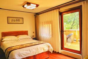 Postel nebo postele na pokoji v ubytování Qinfu Hotel Beijing Nanluogu Lane Houhai