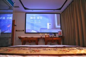 Postel nebo postele na pokoji v ubytování Qinfu Hotel Beijing Nanluogu Lane Houhai
