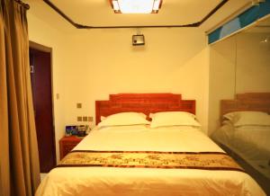 Postel nebo postele na pokoji v ubytování Qinfu Hotel Beijing Nanluogu Lane Houhai