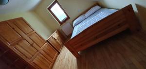 einen Blick über ein Schlafzimmer mit einem Bett und einem Fenster in der Unterkunft Apartma Smučka pod Roglo in Zreče