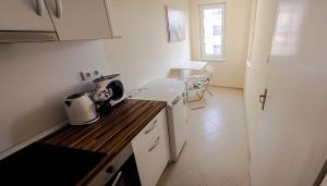 A kitchen or kitchenette at Apartament Viking